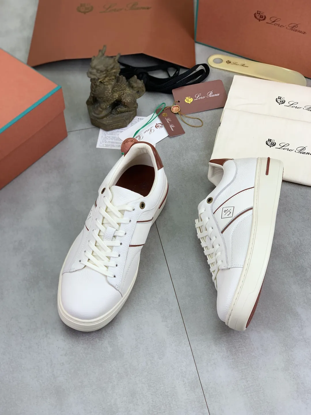 Men's men's shoes 💰P560 New style 💰High quality The latest casual shoes Loro Piana 💯Top grade💯Buy the original copy💯 Founded the existing Loro Piana company on April 24, 1924. It is now the sixth generation of family business, providing top quality products to customers who are discerning in taste and quality. Imported original fly woven fabric with cowhide fabric, plain calfskin lining. Hand-sewn thread with cowhide feet. Original packaging. Number of yards: 38-44 (customized for 45 and 46). 2️⃣ colors available.